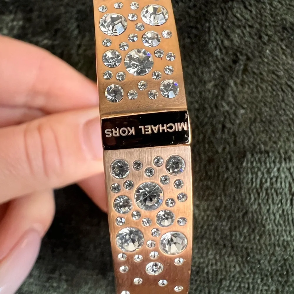 MICHAEL KORS ROSE GOLD TONE,SCATTERED PAVE HINGE OVAL CUFF BRACELET MKJ5989 - Picture 6 of 9